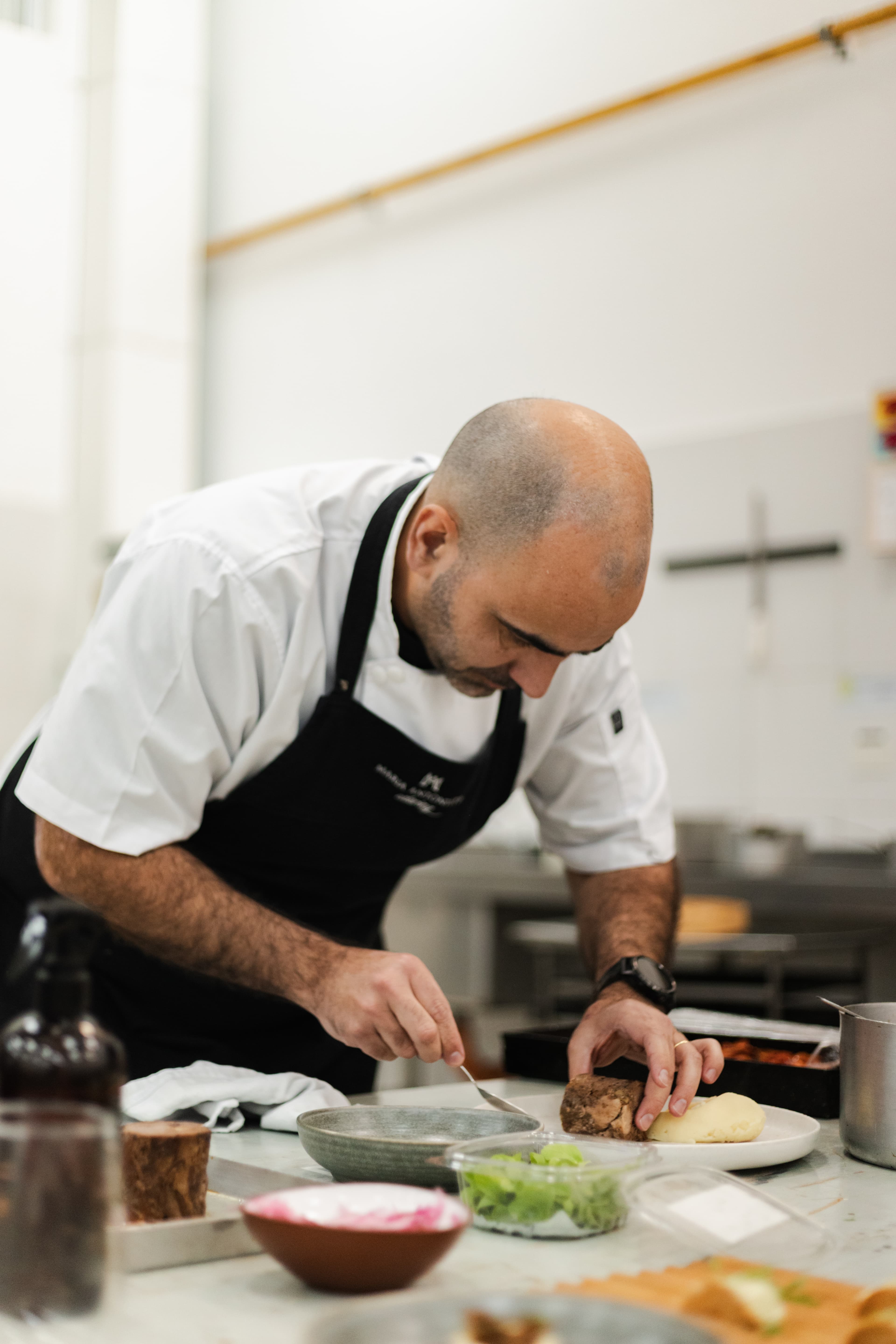 Chef Ricky Delfino preparando un plato en la cocina